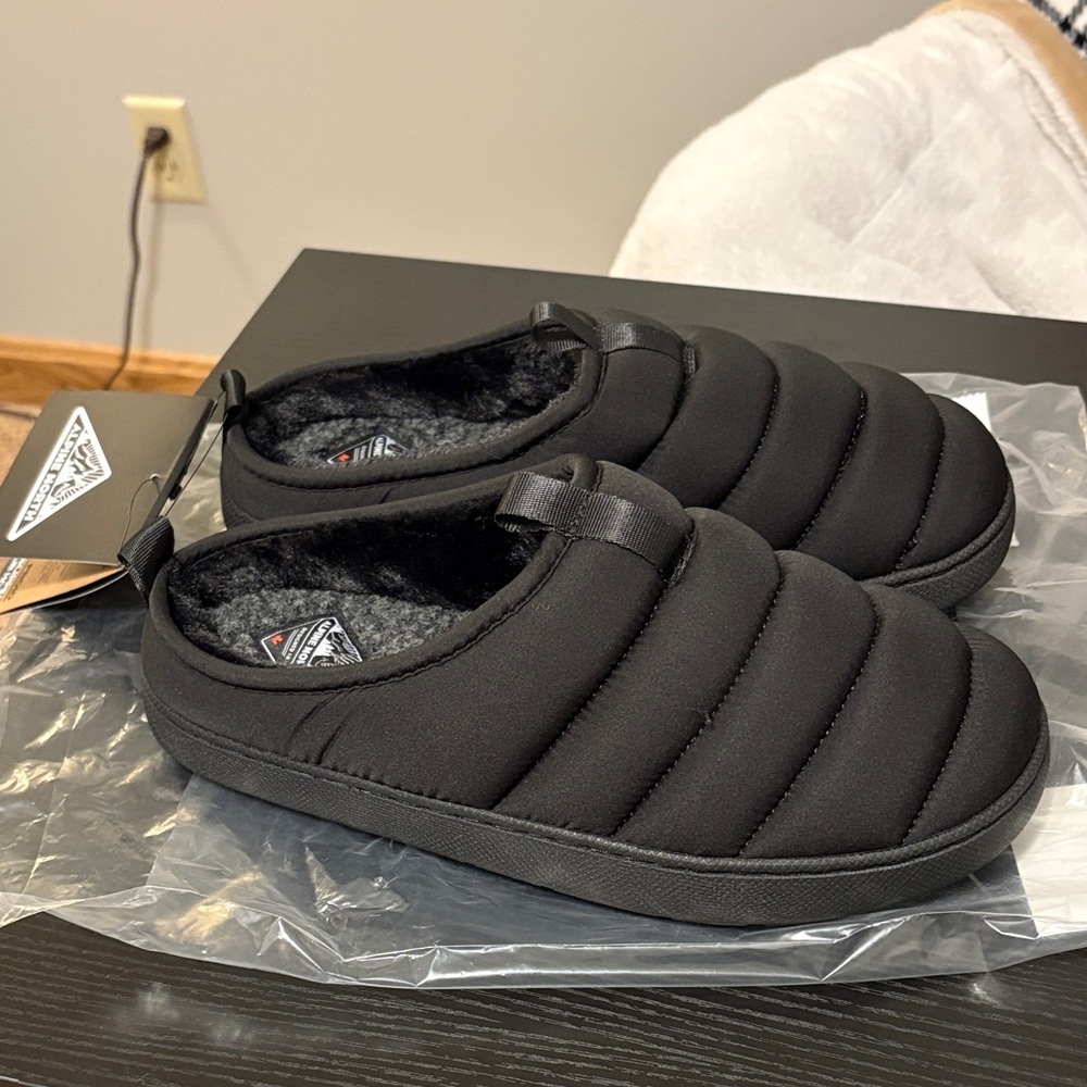 Alpine North NWT men’s black puffer slippers